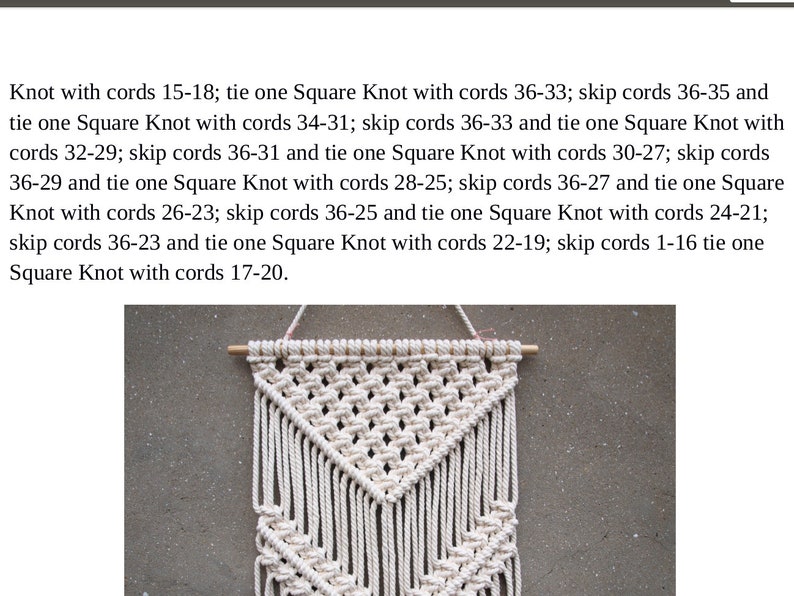 Op de afbeelding: Een witte macram&eacute; wandhanger met een driehoekige vorm. De wandhanger is gemaakt met een reeks vierkante knopen en is bevestigd aan een houten stok.