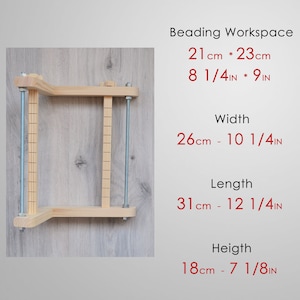 K&ouml;nnte beinhalten: Holz-Perlenwebstuhl mit verstellbarer H&ouml;he und Breite. Der Webstuhl ist 21 cm x 23 cm gro&szlig;, 26 cm breit, 31 cm lang und 18 cm hoch.