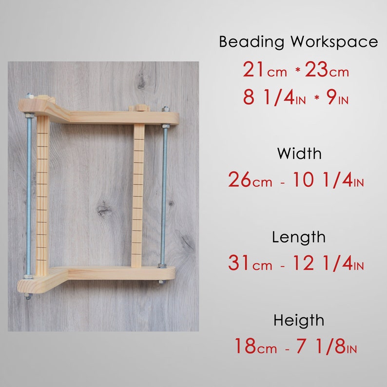 K&ouml;nnte beinhalten: Holz-Perlenwebstuhl mit verstellbarer H&ouml;he und Breite. Der Webstuhl ist 21 cm x 23 cm gro&szlig;, 26 cm breit, 31 cm lang und 18 cm hoch.