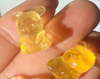 Leukste mini-elektrische muiskristal in geel fluoriet | Met de hand gesneden klein pikachu-beeldje | Snijwerk van 1,7 cm in zakformaat