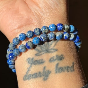 Premium Lapislazuli mit Pyrit Kristall Armband in 7 mm Perlen / Handgefertigtes Edelstein Armband mit Geschenktasche & Infokarte / Reiki gesegnet