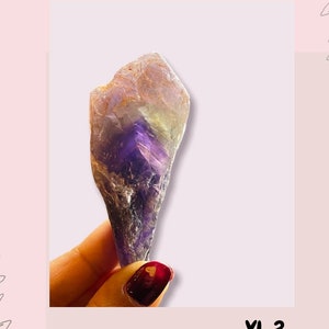 以下が含まれることがあります： 先のとがった先端を持つ、大きな紫色のアメジストの結晶。結晶は約8cmの長さと3.6cmの幅です。XL 3.