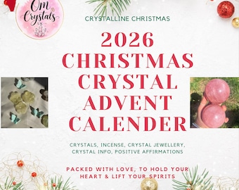 Op de afbeelding: Een promotionele afbeelding voor een 2026 Christmas Crystal Advent Calendar met de tekst Crystalline Christmas, Om Crystals UK, en een lijst met inhoud zoals kristallen, wierook, sieraden en affirmaties, versierd met dennentakken.