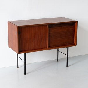 1950s Italian Exotic Wood Sideboard With Shutter Door imagem 1