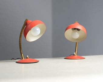 Lampes de table design italien vintage - Paire d'abat-jours de couleur corail avec lumière directionnelle des années 1950