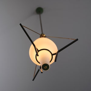 Lámpara colgante, diseño italiano, latón, lacado negro, acero, vidrio opalino, Italia, años 50 imagen 4