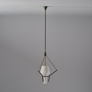 Lámpara colgante, diseño italiano, latón, lacado negro, acero, vidrio opalino, Italia, años 50 imagen 6