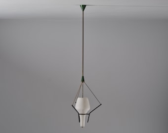 Italienische Pendelleuchte, Messing, schwarzer Lack, Stahl, Opalglas, Italien, 1950er Jahre
