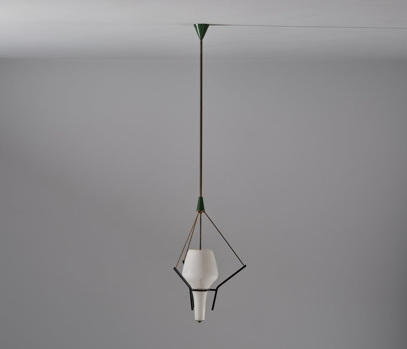 Lámpara colgante, diseño italiano, latón, lacado negro, acero, vidrio opalino, Italia, años 50 imagen 6