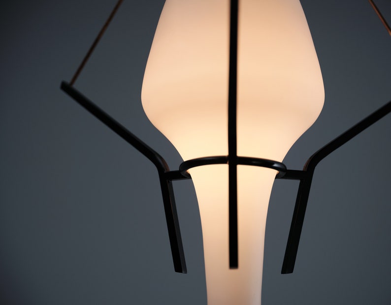 Lámpara colgante, diseño italiano, latón, lacado negro, acero, vidrio opalino, Italia, años 50 imagen 10