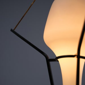 Lampe à suspension, designer italien, laiton, laque noire, acier, verre opalin, Italie, années 1950 image 9