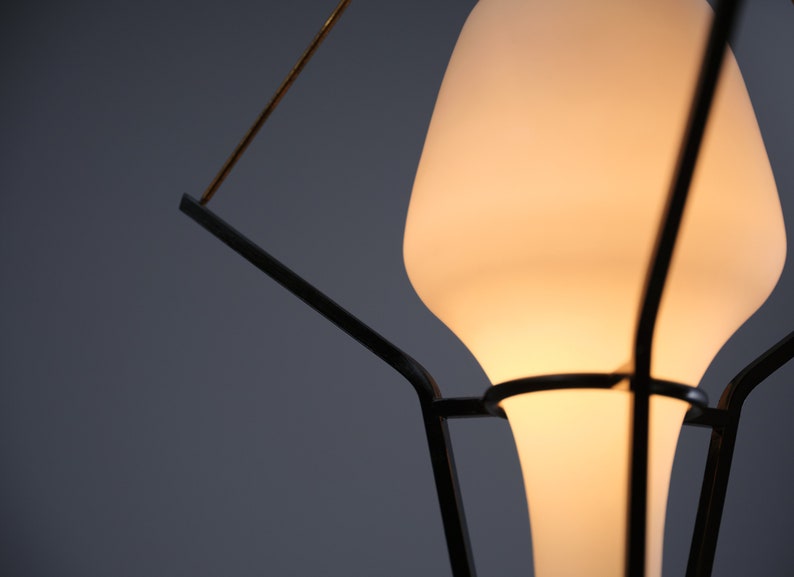 Lámpara colgante, diseño italiano, latón, lacado negro, acero, vidrio opalino, Italia, años 50 imagen 9