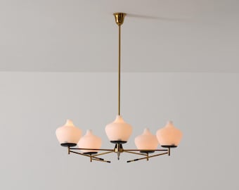 Włoski żyrandol z lat 50. XX wieku z mosiądzu i lakierowanego na czarno metalu z kloszami z opalowego szkła
