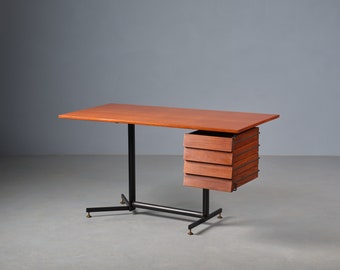 Midcentury modern Italiaans teakhouten bureau: vakkundig gerestaureerd tot originele schoonheid