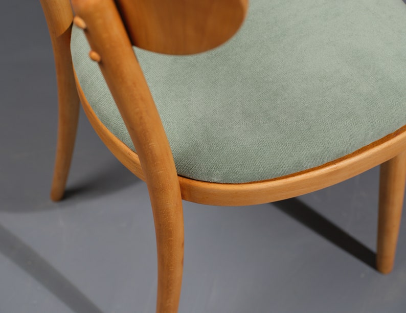 Ensemble de 4 chaises de salle à manger: bois de hêtre avec rembourrage vert clair, moderne du milieu du siècle image 2