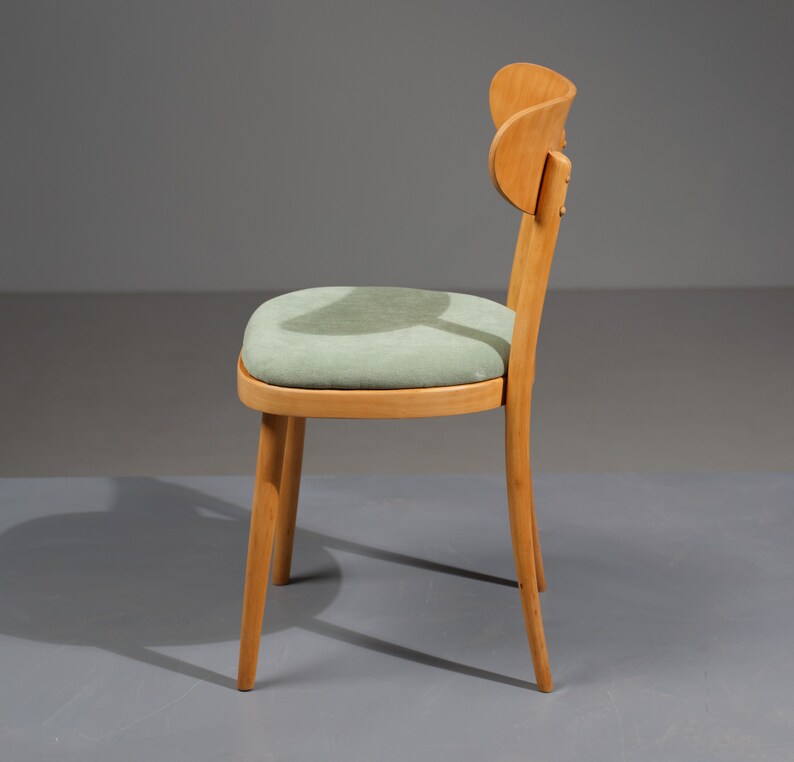 Ensemble de 4 chaises de salle à manger: bois de hêtre avec rembourrage vert clair, moderne du milieu du siècle image 4