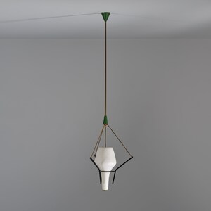 Lampe à suspension, designer italien, laiton, laque noire, acier, verre opalin, Italie, années 1950 image 7