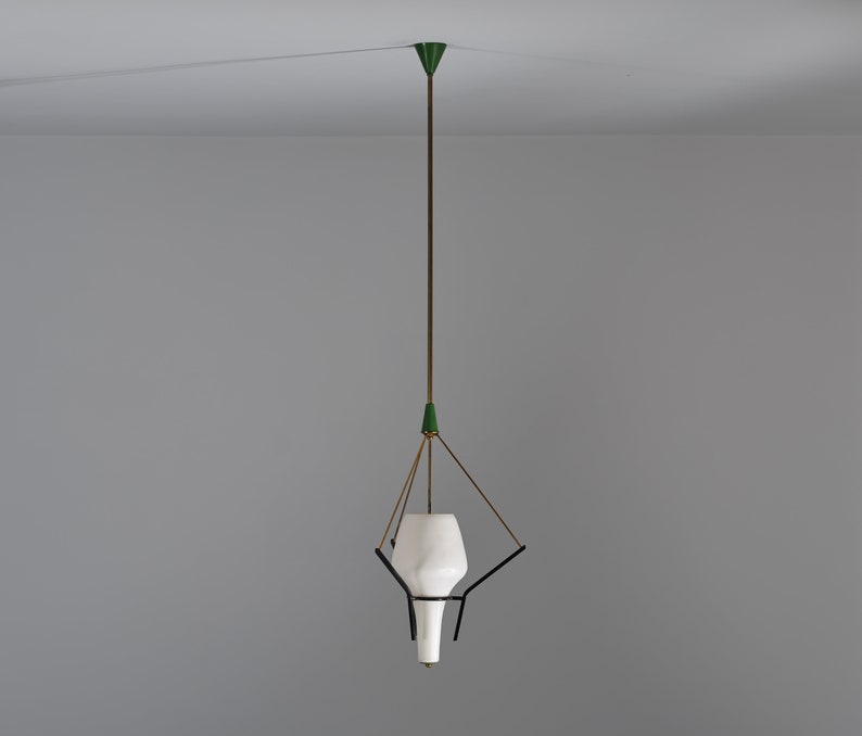 Lámpara colgante, diseño italiano, latón, lacado negro, acero, vidrio opalino, Italia, años 50 imagen 7