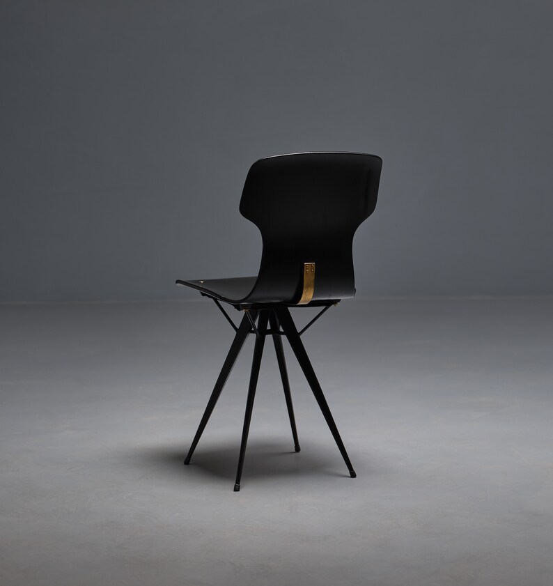 Chaise de bureau sophistiquée moderne du milieu du siècle en teck et bois courbé avec pieds triangulaires, 1950s image 1