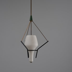 Lampe à suspension, designer italien, laiton, laque noire, acier, verre opalin, Italie, années 1950 image 5