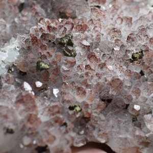 Calcite di calcopirite con cluster di cristallo rosso, minerale di rame, calcopirite su roccia, cluster di rame, intercrescita di calcite calcopirite B1629