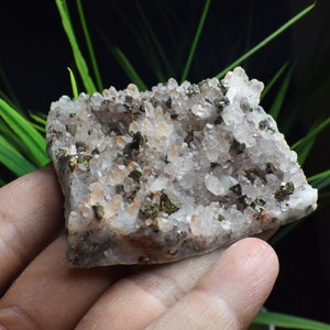 Calcite di calcopirite con ammasso di cristallo rosso, minerale di rame, calcopirite su roccia, cluster di rame, intercrescita di calcite calcopirite B1625
