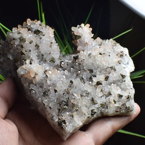 Calcite di calcopirite con ammasso di cristallo rosso, minerale di rame, calcopirite su roccia, cluster di rame, intercrescita di calcite calcopirite B1630