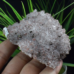 Calcite di calcopirite con ammasso di cristallo rosso, minerale di rame, calcopirite su roccia, cluster di rame, intercrescita di calcite calcopirite B1625