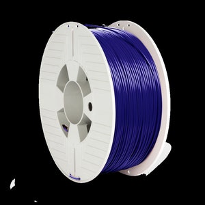 Pu&ograve; includere: Una bobina di filamento blu scuro per la stampa 3D. Il filamento &egrave; avvolto attorno a una bobina di plastica bianca con un foro centrale.