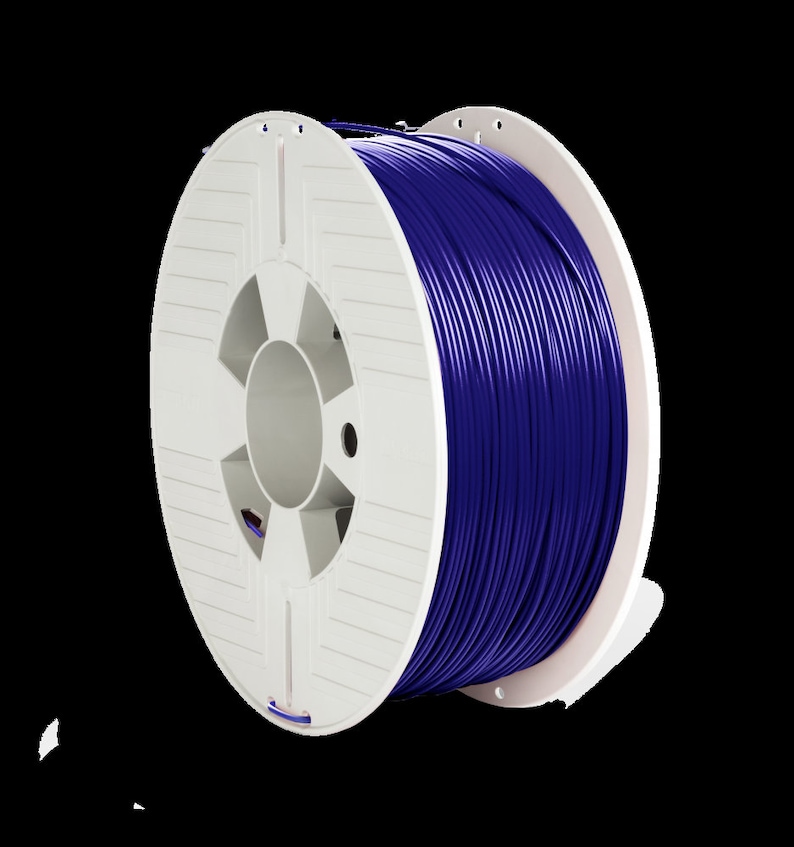 Pu&ograve; includere: Una bobina di filamento blu scuro per la stampa 3D. Il filamento &egrave; avvolto attorno a una bobina di plastica bianca con un foro centrale.