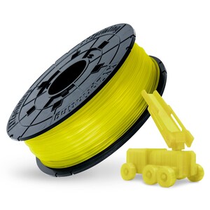 Pu&ograve; includere: Un rotolo di filamento giallo brillante per la stampa 3D, con un piccolo modello di camion giallo stampato in 3D accanto.