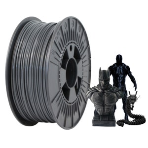 Pu&ograve; includere: Un rotolo di filamento grigio per la stampa 3D, insieme a tre figure stampate in 3D: un busto di Batman, una figura umanoide e un drago.