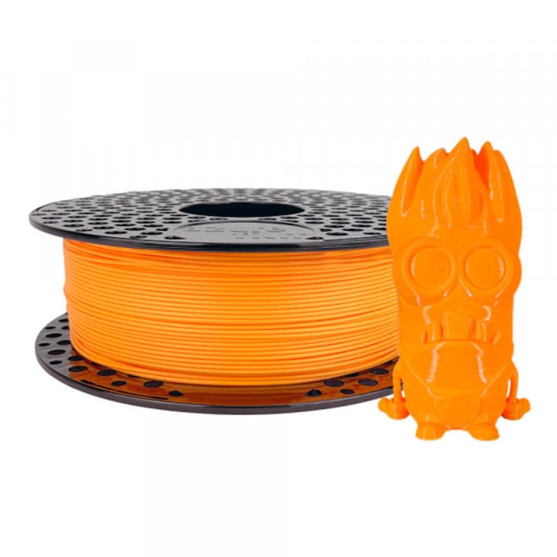 Pu&ograve; includere: Un rotolo di filamento arancione brillante per la stampa 3D, con una piccola statuetta arancione stampata in 3D di un mostro.