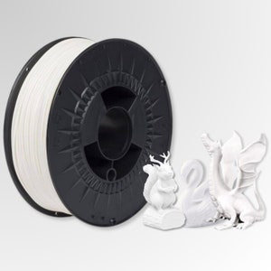 Pu&ograve; includere: Un rotolo di filamento bianco per la stampa 3D, con un porta-bobina in plastica nera. In primo piano ci sono tre oggetti stampati in 3D: un cigno, un drago e uno scoiattolo.