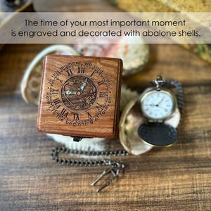 Può includere: Una scatola di legno con un quadrante dell'orologio inciso sul coperchio. Il quadrante dell'orologio è decorato con conchiglie di abalone. La scatola è incisa con il testo "In this moment, we said I do. Here's to the beginning of forever."