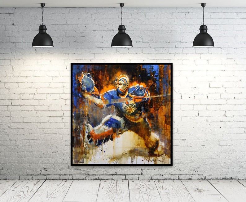 K&ouml;nnte beinhalten: Abstrakte Malerei eines Eishockey-Torwarts in Aktion, der blaue und orangefarbene Oilers-Ausr&uuml;stung tr&auml;gt. Das Kunstwerk zeigt dynamische Pinselstriche und eine lebendige Farbpalette aus Blau-, Orange- und Braunt&ouml;nen. Das Gem&auml;lde ist in einem schwarzen Rahmen gerahmt.