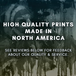 K&ouml;nnte beinhalten: Abstrakter Kunstdruck mit dunklem, strukturiertem Hintergrund. Der Text lautet "HIGH QUALITY PRINTS MADE IN NORTH AMERICA." Darunter steht "SEE REVIEWS BELOW FOR FEEDBACK ABOUT OUR QUALITY & SERVICE."