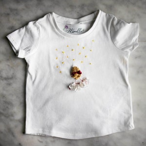 Como decorar camisetas con flores de tela  Camiseta con flores, Camisetas,  Flores de tela