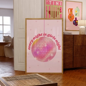 Art mural/poster numérique « Chaque nuit, c'est une nuit de filles », boule disco scintillante rose