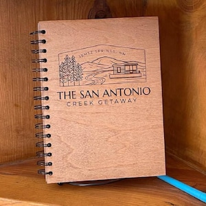 Libro de visitas con logotipo grabado a medida, libro de visitas para Airbnb, decoración para alquileres vacacionales, cuaderno de madera personalizado, libro de visitas para VRBO, cabaña o casa de lago.