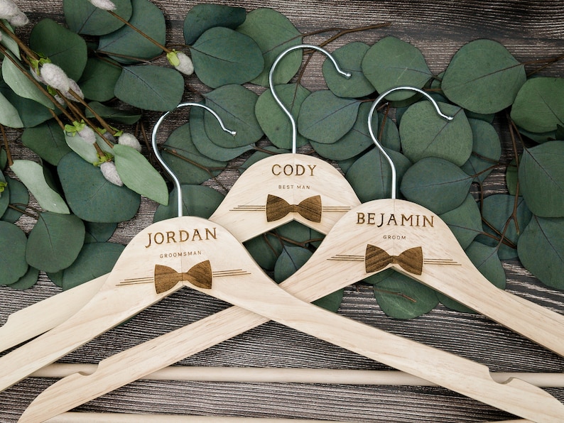 Bruidegomhangers voor bruiloft Stalknecht cadeau Gepersonaliseerde hangers Smokinghanger Bruidsfeest gepersonaliseerde geschenken Huwelijkscadeau voor hem Natural Wood