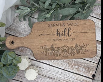 Tabla de cortar personalizada como regalo de boda / Tabla de cortar con flores grabadas / Tabla de cortar personalizada / Tabla de charcutería de madera grabada