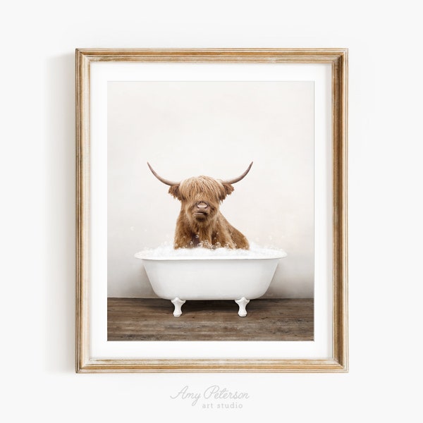 Highland Kuh in einer Vintage Badewanne, rustikaler Badstil, Kuh in der Wanne, Badezimmer Wandkunst, ungerahmter Druck, Tierkunst von Amy Peterson