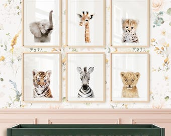 Könnte beinhalten: Ein Set aus sechs gerahmten Wandbildern mit Porträts eines Elefanten-, Giraffen-, Geparden-, Tiger-, Zebra- und Löwenbabys. Jeder Druck befindet sich in einem hellen Holzrahmen und ist in zwei Reihen zu je drei Bildern auf einer Blumentapete angeordnet.