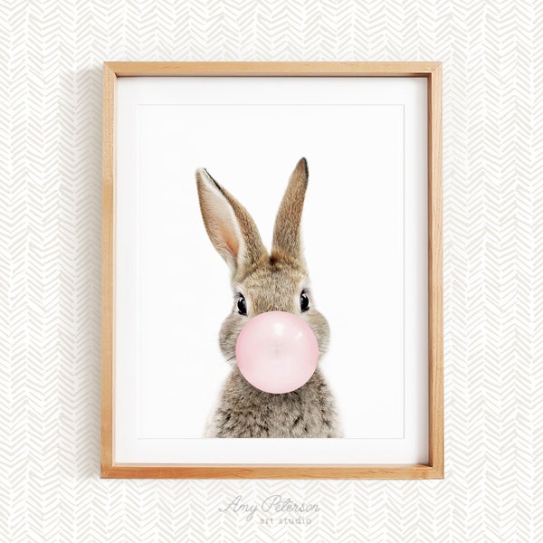 Baby Bunny Blowing Bubble Gum Bubble, Bauernhof Tier, Waldtier Kinderzimmer Dekor, ungerahmter Druck, Baby Tier Wandkunst von Amy Peterson