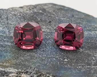 2,46 carats spinelle rouge naturel taillé par paire de pierres précieuses de coussin.