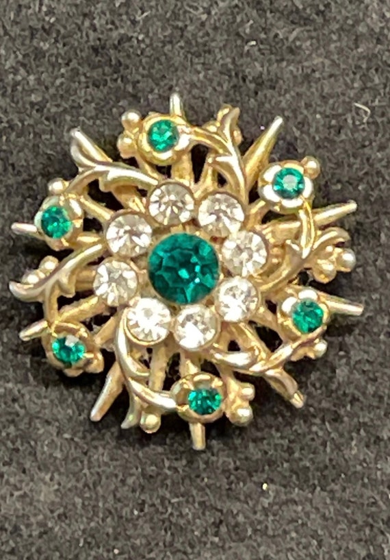 Vintage emerald & clear rhinestone brooch - emeral