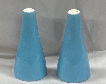 MCM Blue Heaven Salt and Pepper Shakers, Azul y Blanco, Royal China, Diseño Atómico, Comedor de Mediados de Siglo