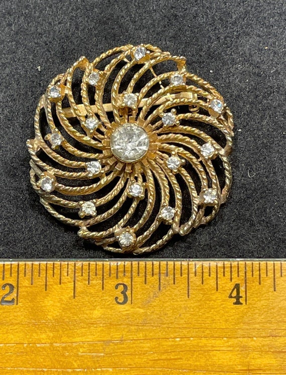 Vintage gold brooch with crystal rhinestones - go… - image 5