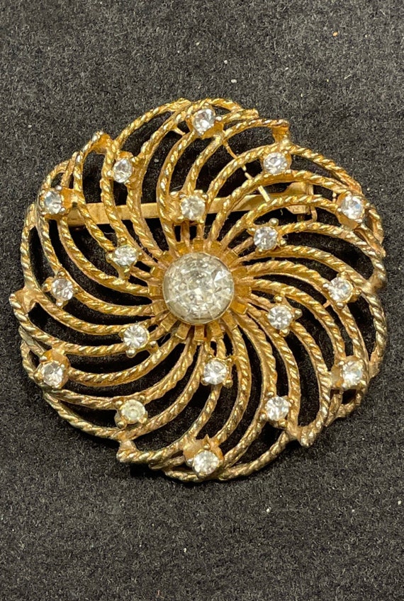 Vintage gold brooch with crystal rhinestones - gol